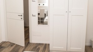 A room with a bed, a desk, and two wardrobes. - DOMUS DAMS BED AND BREAKFAST - Room 11 (Montescaglioso)
