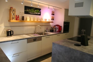 Frigorífico, microondas, horno y placa de cocina