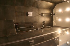 Ensemble baignoire-douche, séchoir à cheveux, serviettes fournies