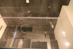 Duschwanne, Haartrockner, Handtücher