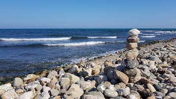 Plage à proximité, chaises longues, serviettes de plage