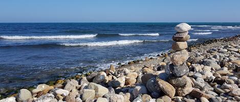Una spiaggia nelle vicinanze, lettini da mare, teli da spiaggia