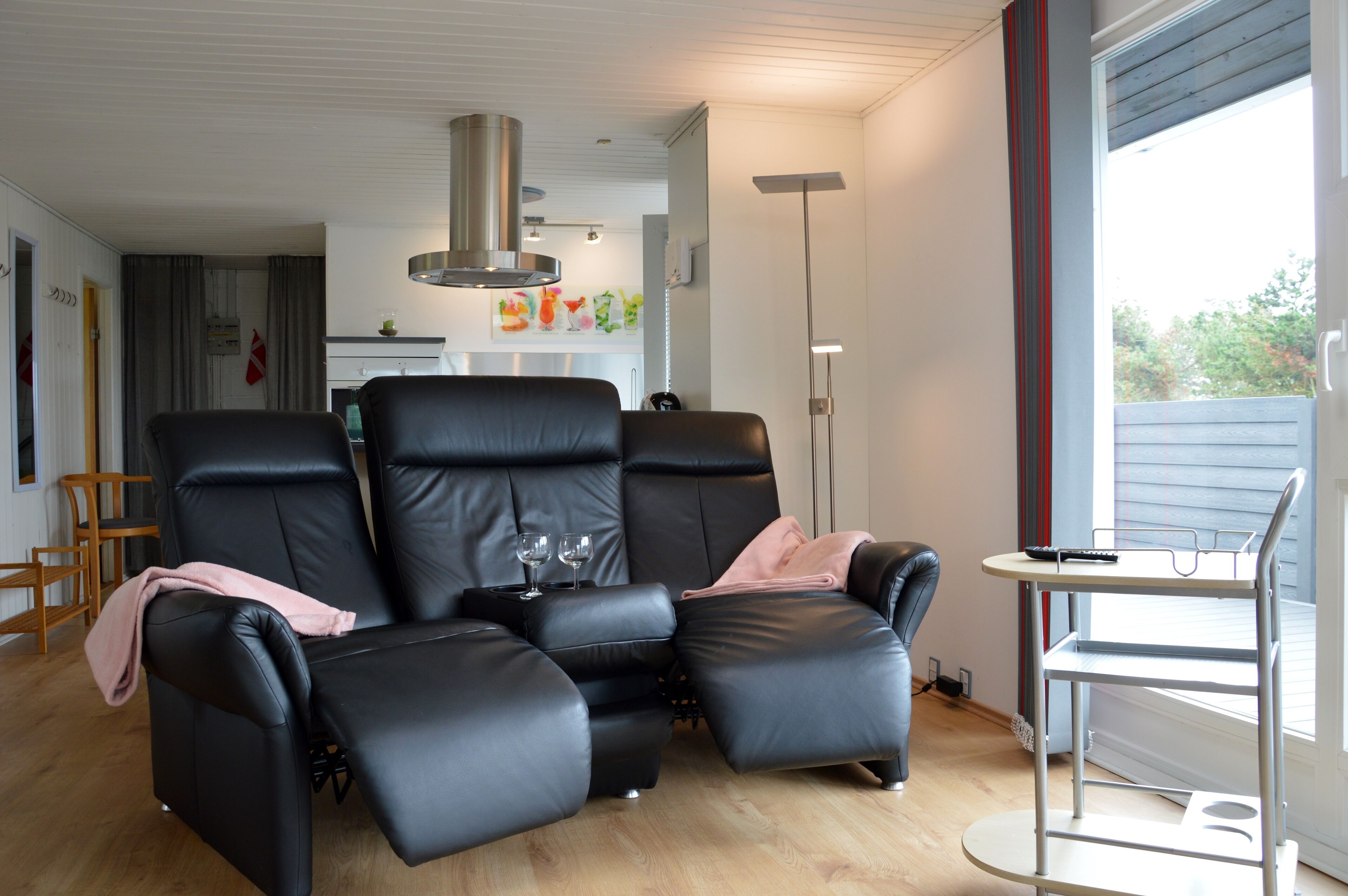 スマートテレビ、暖炉、書庫、ミュージックライブラリ