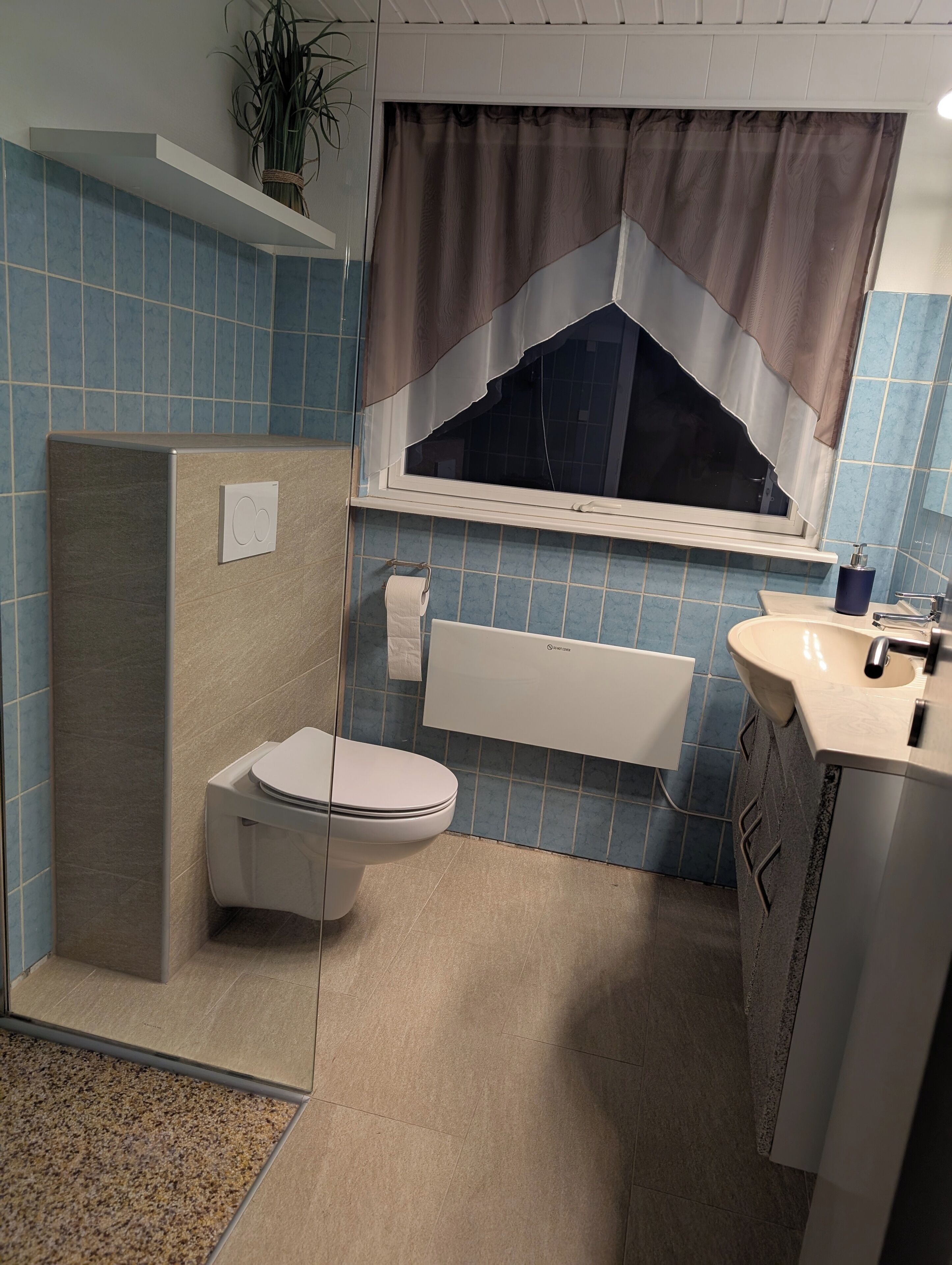 Ein Badezimmer mit Toilette, Badewanne und Waschbecken.