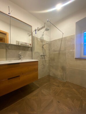 Bañera, secador de pelo, toallas, papel higiénico