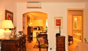 Smart TV, DVD player, books, music library - 'Elegant French Style Apartment' in the heart of Antibes, close to the beach (Antibes)
