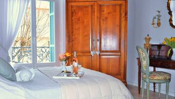 2 bedrooms, iron/ironing board, travel crib, free WiFi