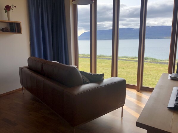 Bücher, Musikbibliothek, Stereoanlage, Computerbildschirme