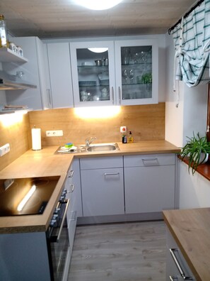 Frigorifero, microonde, forno, piano cottura