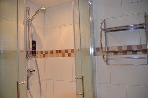 Douche, sèche-cheveux, serviettes fournies, papier toilette