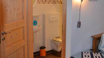 Dusche, Haartrockner, Handtücher, Toilettenpapier