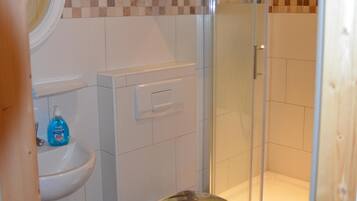 Dusche, Haartrockner, Handtücher, Toilettenpapier