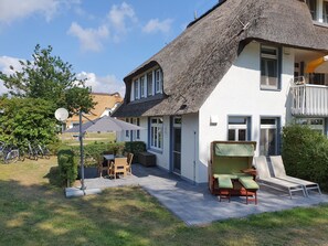 Outdoor dining - Thatched roof, 2 floors, 82m², private terrace, WiFi, 6 people, 2 bedrooms, large bathroom,  (Stolpe auf Usedom)