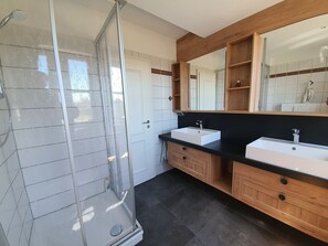Shower, hair dryer, towels - Thatched roof, 2 floors, 82m², private terrace, WiFi, 6 people, 2 bedrooms, large bathroom,  (Stolpe auf Usedom)