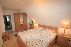 2 bedrooms, travel crib, free WiFi, bed sheets - Thatched roof, 2 floors, 82m², private terrace, WiFi, 6 people, 2 bedrooms, large bathroom,  (Stolpe auf Usedom)