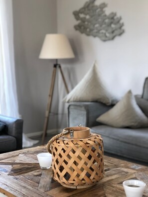 Älytelevisio, DVD-soitin, kirjoja, stereot