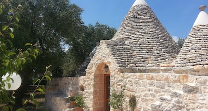 TRULLO en el olivar de hoja perenne, en el talón de Italia, Puglia.