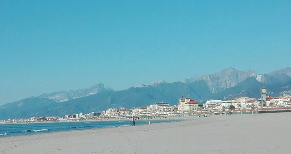 Beach nearby - Beautiful villa for 9 people with beautiful garden. Good equipment. (Forte dei Marmi)