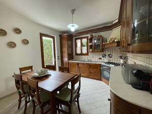 Fridge, microwave, oven, stovetop - Beautiful villa for 9 people with beautiful garden. Good equipment. (Forte dei Marmi)