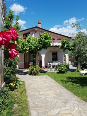 Outdoor dining - Beautiful villa for 9 people with beautiful garden. Good equipment. (Forte dei Marmi)
