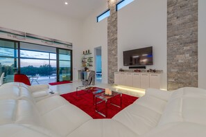 Smart TV, chimenea, libros y biblioteca musical 