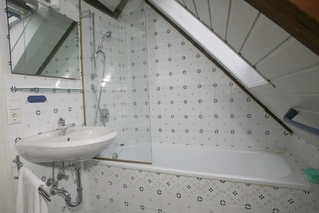 Baignoire, articles de toilette gratuits, sèche-cheveux