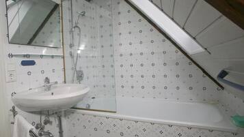 Baignoire, articles de toilette gratuits, sĂšche-cheveux