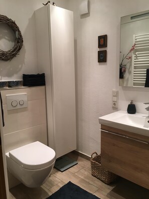 Shower, hair dryer, towels, soap - Cozy new apartment in Ruwertal (Kasel)