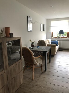 Fernseher, DVD-Player, Bücher, Videothek