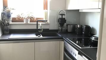 Cafetière/bouilloire, réfrigérateur, micro-ondes, four