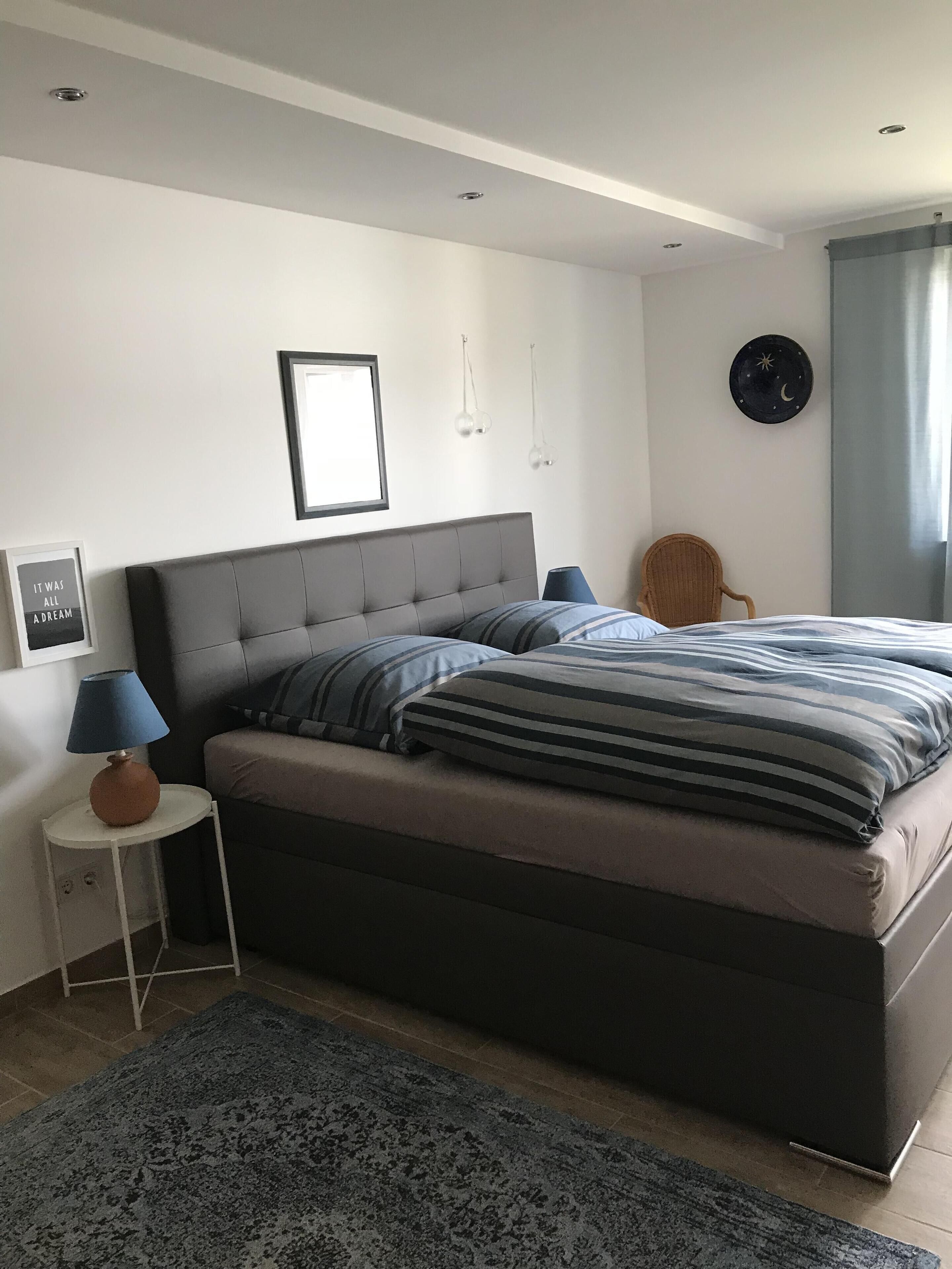 1 habitación, tabla de planchar con plancha, cuna de viaje y wifi 