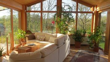 Fernseher, Kamin, BĂŒcher, Stereoanlage