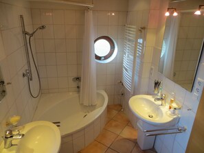 Bathtub, hair dryer, towels, soap - Exclusive vacation apartment, absolutely quiet, with fantastic sea views, close to the beach.  (Langballig)