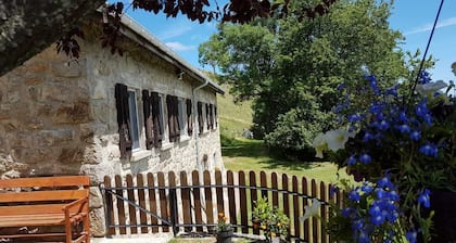SUPER GĂTE en pleine campagne ardĂ©choise, lac Ă 7 kms, 8 Personnes