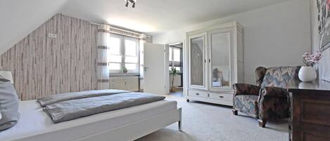 2 quartos, ferros/tábuas de passar roupa, Wi-Fi, roupa de cama