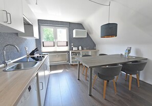 Réfrigérateur, micro-ondes, lave-vaisselle, cafetière/bouilloire