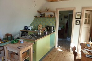 Réfrigérateur, un four, surface de cuisson, lave-vaisselle