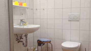 Douche, sĂšche-cheveux, serviettes fournies, savon