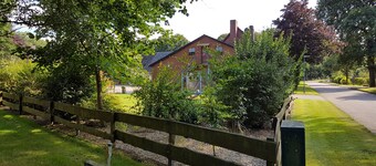Country cottage with garden i