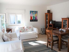 TV - Casa Azul with Pool and Oceanview (Lourinhã)