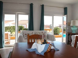TV - Casa Azul with Pool and Oceanview (Lourinhã)