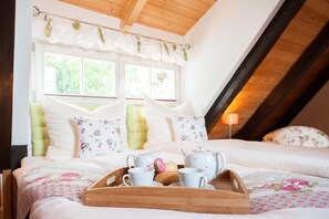 3 habitaciones, tabla de planchar con plancha y cuna de viaje 