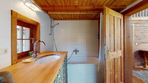 Bathtub, eco-friendly toiletries, hair dryer, towels - Find rest - experience nature -Aussteigen on time (Stanz im Mürztal)