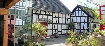 Maison à colombages idyllique, entièrement rénovée dans une cour classée 