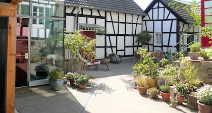 Idyllisches grundsaniertes Fachwerkhaus in denkmalgeschütztem Hof