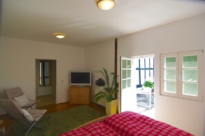 2 bedrooms, free WiFi, bed sheets - Idyllic, completely renovated half-timbered house in a listed courtyard  (Neunkirchen-Seelscheid)
