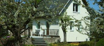 Hyggeligt sommerhus i en stor have, et par minutter til centrum