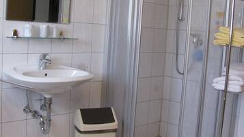 Dusche, Haartrockner, Handtücher