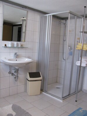 Dusch, hårtork och handdukar