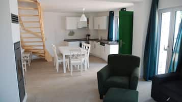 Televisión, chimenea, libros, estéreo